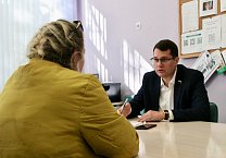 Председатель комитета областной Думы по местному самоуправлению, руководитель фракции КПРФ Алексей Лебедев провел прием граждан в «Моем семейном центре» Председатель комитета областной Думы по местному самоуправлению, руководитель фракции КПРФ Алексей Лебедев провел прием граждан в «Моем семейном центре»