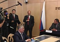 Олег Лебедев провёл торжественную церемонию гашения почтовых марок, посвящённых истории отечественного пчеловодства