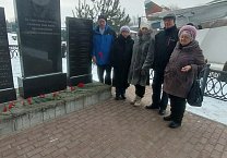 Донские коммунисты в день годовщины вывода советских войск из Афганистана провели возложение цветов на братской могиле города Донского