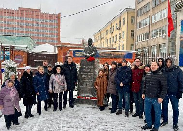 Тульские коммунисты и комсомольцы возложили цветы к памятнику В.А. Стародубцеву