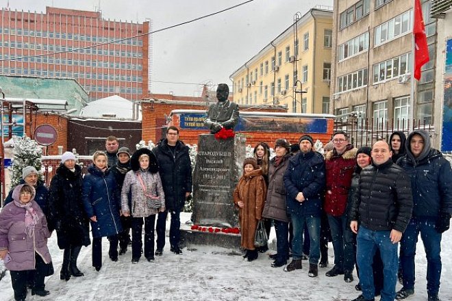 Тульские коммунисты и комсомольцы возложили цветы к памятнику В.А. Стародубцеву