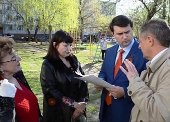 Олег Лебедев провел партийную акцию КПРФ «Сирень Победы».