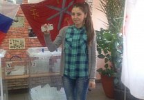 Молодые наблюдатели от Грудинина ведут видеосъемку на избирательных участках