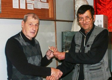 Медали – чернским коммунистам
