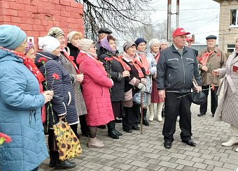 Тульские коммунисты по всему региону провели возложения цветов к памятникам В.И. Ленина Тульские коммунисты по всему региону провели возложения цветов к памятникам В.И. Ленина