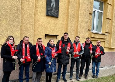 Тульские коммунисты почтили память В.А. Стародубцева в день его рождения