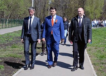 Первый секретарь Тульского обкома КПРФ Олег Лебедев вместе с ветеранами Великой Отечественной войны посадил алею в Центральном парке города-героя Тулы.