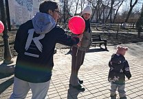 Богородицкие комсомольцы поздравили местных девушек и женщин с праздником 8 марта Богородицкие комсомольцы поздравили местных девушек и женщин с праздником 8 марта