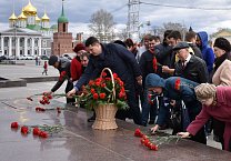Тульские коммунисты возложили цветы к памятнику Ленину