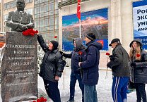 Тульские коммунисты и комсомольцы возложили цветы к памятнику В.А. Стародубцеву