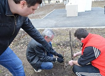 Тульские коммунисты в честь Дня космонавтики провели субботник в сквере Пионеров освоения космоса.