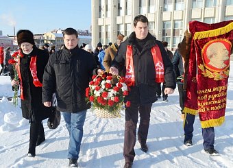 Тульские коммунисты возложили цветы к памятнику В.И. Ленину на главной площади региональной столицы.