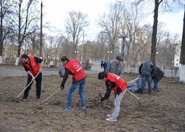 Тульские коммунисты в честь Дня космонавтики провели субботник в сквере Пионеров освоения космоса.