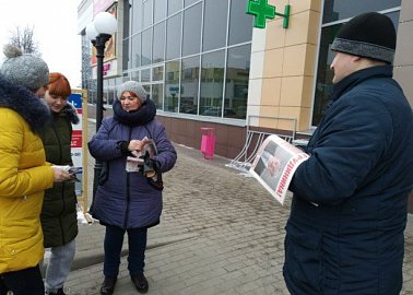 Молодые коммунисты продолжают распространять газеты и листовки о Павле Грудинине!