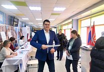 17 марта первый секретарь Тульского обкома КПРФ Алексей Лебедев проголосовал на избирательном участке 2423 в школе N45 в городе Туле