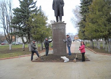 Субботник в Веневе по советской традиции 