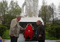 В Тульской области члены КПРФ почтили память героев Великой Отечественной войны в день 75-летия Великой Победы!