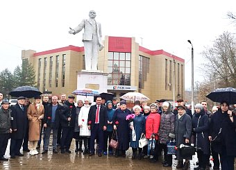 Тульские коммунисты по всему региону провели возложения цветов к памятникам В.И. Ленина Тульские коммунисты по всему региону провели возложения цветов к памятникам В.И. Ленина