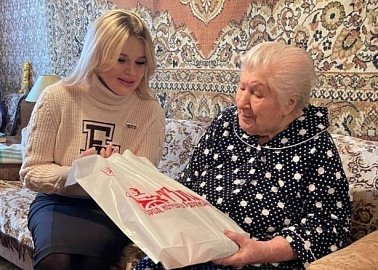 Депутат Тульской городской Думы Елена Чекан навестила ветеранов Великой Отечественной войны