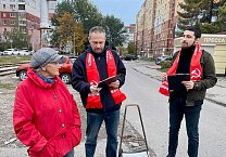 Первый секретарь Пролетарского райкома КПРФ Евгений Жеков широко наладил работу Народного Референдума Первый секретарь Пролетарского райкома КПРФ Евгений Жеков широко наладил работу Народного Референдума