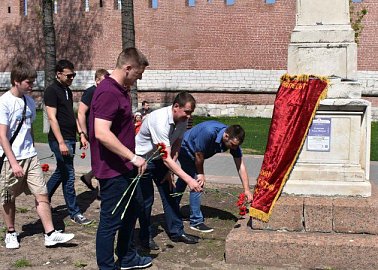 Тульские коммунисты возложили цветы к памятнику Карлу Марксу