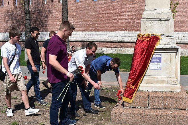 Тульские коммунисты возложили цветы к памятнику Карлу Марксу
