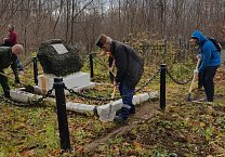 В преддверии дня великой октябрьской социалистической революции, комсомольцы, коммунисты и левые активисты Тулы провели коммунистические субботники у памятников, связанных с революционной славой нашей области В преддверии дня великой октябрьской социалистической революции, комсомольцы, коммунисты и левые активисты Тулы провели коммунистические субботники у памятников, связанных с революционной славой нашей области