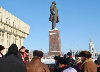 Тульские коммунисты возложили цветы к памятнику В.И. Ленину на главной площади региональной столицы.