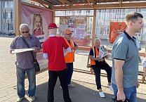 Коммунисты продолжают раздавать партийные газеты