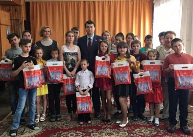 Олег Лебедев привез подарки в Дом ребенка