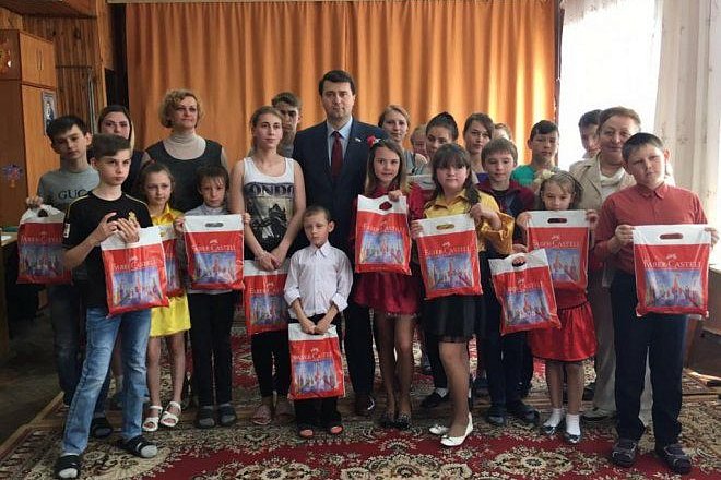 Олег Лебедев привез подарки в Дом ребенка