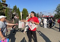 Алексей Лебедев возглавляет рейды КПРФ по раздаче партийных газет в Туле Алексей Лебедев возглавляет рейды КПРФ по раздаче партийных газет в Туле