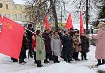 Коммунисты Тульской области несут цветы  к памятникам В.И. Ленину