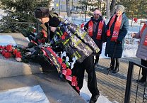 Коммунисты Богородицка 23 февраля совместно с комсомольцами района почтили память бойцов с возложением цветов в городском парке Коммунисты Богородицка 23 февраля совместно с комсомольцами района почтили память бойцов с возложением цветов в городском парке