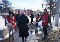 В Туле продолжается раздача агитационных материалов за Грудинина