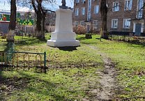 Ефремовские коммунисты продолжают проводить субботники и приводить в порядок памятники советской эпохи в Ефремовском районе Ефремовские коммунисты продолжают проводить субботники и приводить в порядок памятники советской эпохи в Ефремовском районе