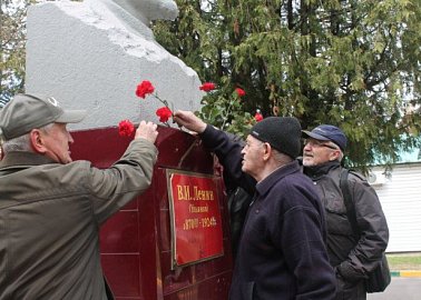Пролетарцы возложили цветы к памятнику Ленину