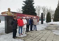 в 71-ю годовщину смерти И.В.Сталина коммунисты Новомосковска возложили цветы к его памятнику
