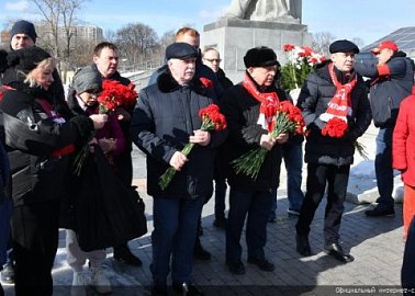 Н.М. Харитонов возложил цветы к монументу «Аллея Космонавтов»