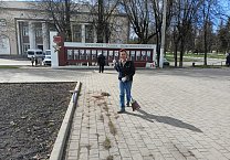 Новомосковские коммунисты провели субботник у памятника В.И. Ленина