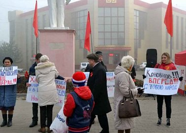 В Новомосковске прошел митинг в честь Великого Октября