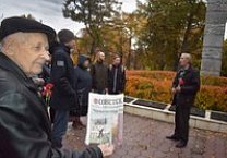 В память защитников Дома Советов в тульском Сквере Коммунаров прошло возложение цветов к стеле Павшим за Советскую власть