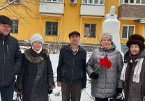 В Ефремове возложили цветы к памятнику Ф.Энгельсу в день 202-ой годовщины со дня его рождения В Ефремове возложили цветы к памятнику Ф.Энгельсу в день 202-ой годовщины со дня его рождения