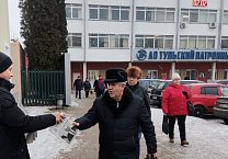 Тульские коммунисты организовали раздачу партийных газет с выступлением лидера партии Г.А.Зюганова рабочим предприятий города Тулы