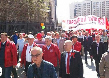 Молодые тульские коммунисты приняли участие в первомайской демонстрации в Москве.