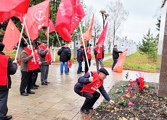 Тульские коммунисты по всему региону провели возложения цветов к памятникам В.И. Ленина