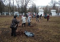 Новомосковские коммунисты вышли на субботник Новомосковские коммунисты вышли на субботник