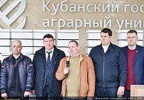 По инициативе Г.А. Зюганова состоялась отправка гуманитарной помощи пчеловодам Донбасса. В ней приняли участие тульские коммунисты. По инициативе Г.А. Зюганова состоялась отправка гуманитарной помощи пчеловодам Донбасса. В ней приняли участие тульские коммунисты.