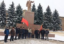 Коммунисты Тульской области несут цветы  к памятникам В.И. Ленину