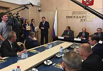 Олег Лебедев провёл торжественную церемонию гашения почтовых марок, посвящённых истории отечественного пчеловодства